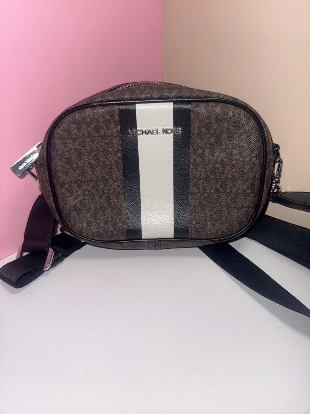 Michael Kors Jet Set Travel Oval Crossbody Camera Bag Brown Logo Stripe - Picture 1 of 3